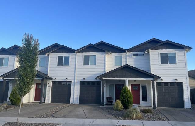 Coming Soon | Three bedroom townhouse in Central Talent location! Gallery 1