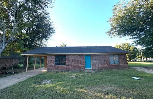 Wonderful 3 bedroom/1.5 bath with Central Air & Heat Gallery 1
