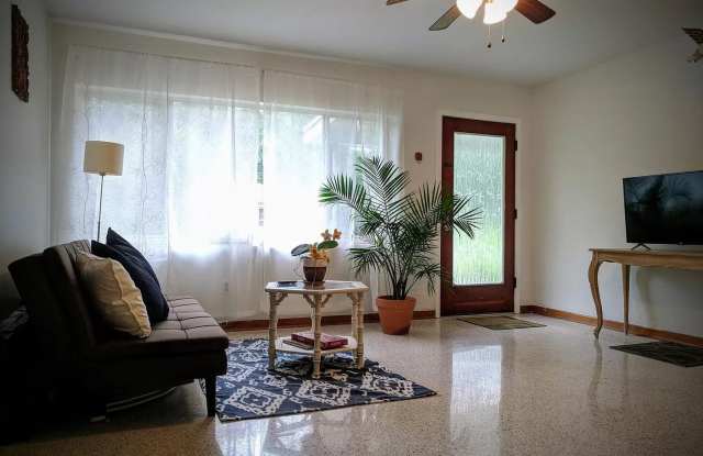 2/1) Experience the charm of this mid-century modern apartment Gallery 3