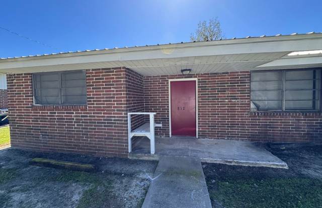 3 Bedroom, 2 Bathroom Brick Apartment near downtown Live Oak Gallery 1