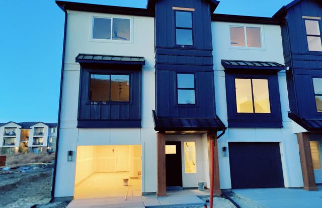 Freshly Updated Townhome with Walk-In Closets and New Carpet photos photos