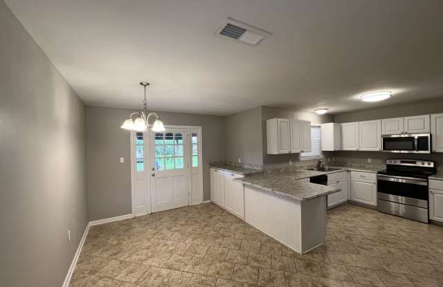 HEART OF DENHAM SPRINGS! Gallery 3