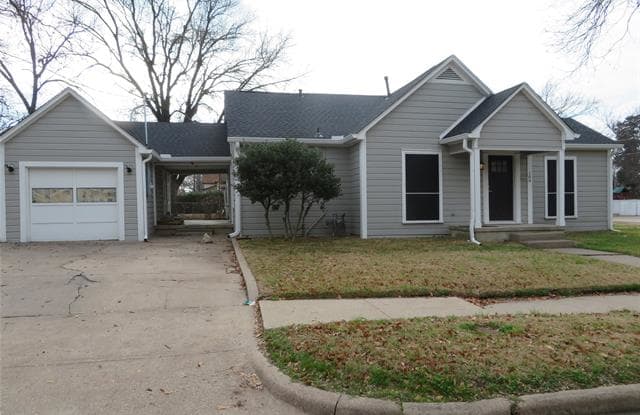 109 W Gilmer Street - 109 West Gilmer Street, Ennis, TX 75119