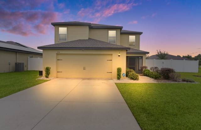 FULLY FENCED BACK YARD! photos photos