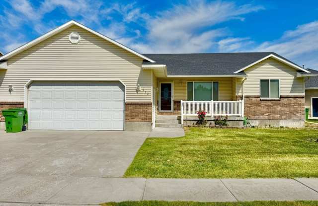 Beautiful 5 Bedroom 3 Bathroom Home -2 car garage photos photos