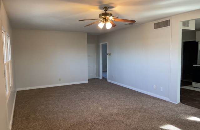 Henderson - 3 Bedrooms - 1 Baths - Corner Lot Gallery 3