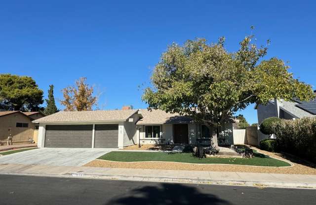 Modern 1 Story furnished with Pool photos photos