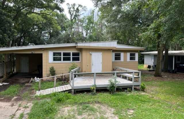 3 bed 2 bath House with fenced-in yard, Walk to the Stadium! Available now! - 1521 Mayhew Street, Tallahassee, FL 32304 3 bed 2 bath House with fenced-in yard, Walk to the Stadium! Available now! - 1521 Mayhew Street, Tallahassee, FL 32304