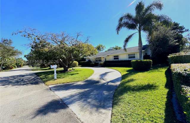 2448 Holly Ln Gallery 2