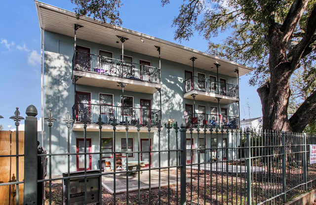 Secluded 3 bedroom apartment with gated parking only 5 blocks to French Quarter in a great location! photos photos