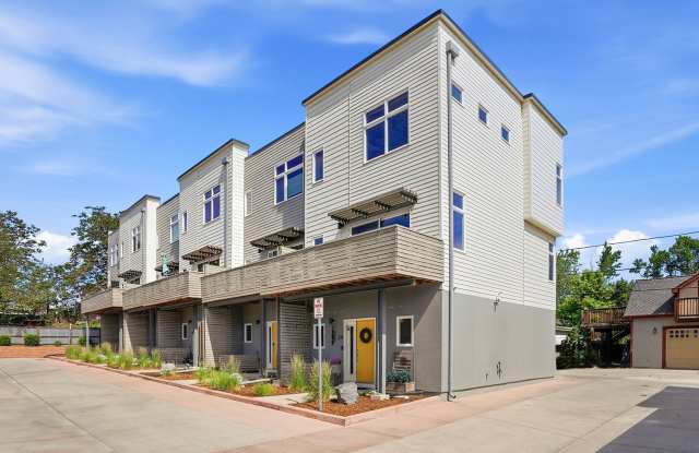 Beautiful End-Unit Townhome in Historic Old Town Lafayette Gallery 1