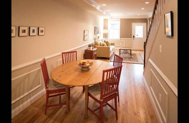1655 GALES STREET NE Gallery 3