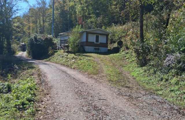 $1,500 - 2 Bedroom / 1 Bath Mobile Home Sitting on the Tuckasegee River Gallery 3