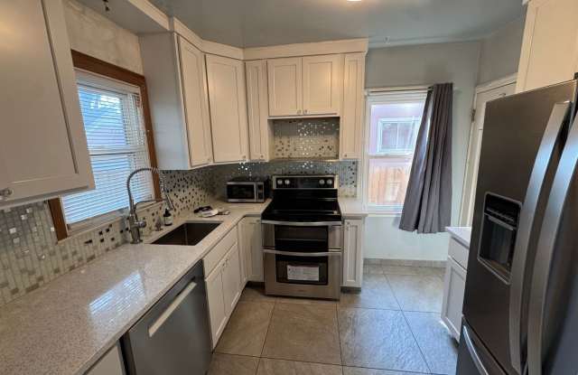 Adorable updated house- 2 bed 1 bath Fenced in yard Gallery 1