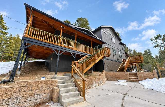 Gorgeous 3 Bed / 2.5 Bath Cabin-Style Home! Gallery 1