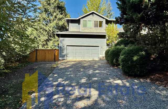 Spacious Duvall Home with Mountain Views, Huge Deck & Fenced Yard Gallery 3