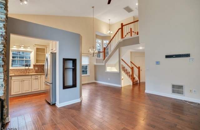 1606 Windsor Ct Gallery 2