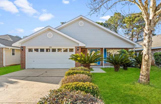 Charming 3-Bedroom Home with Florida Room & Fenced Backyard in Fort Walton Beach! Gallery 3