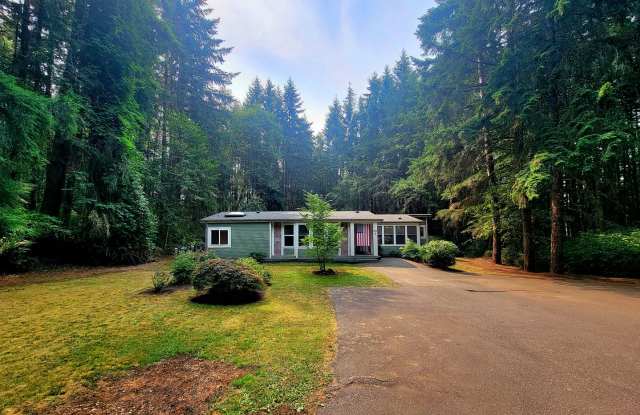 Spacious 3 bed home on expansive lot in Poulsbo photos photos