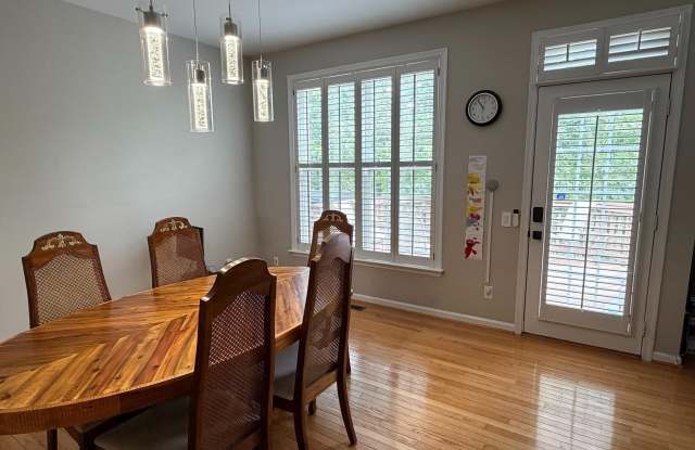 6156 MANCHESTER PARK Circle Gallery 4