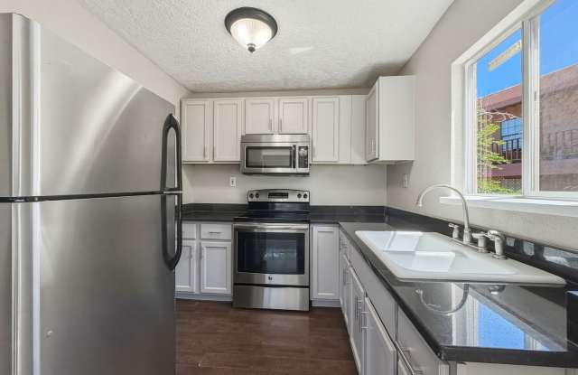 1309 Rufina Lane Unit 2 - 2 bedroom apartment one block from Meow Wolf Gallery 4