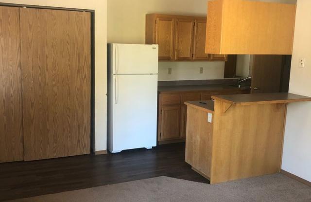 Close to COCC & the Bus Line, 1 Bedroom w/Large Deck, Water/Sewer Paid Gallery 3
