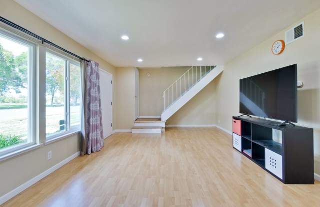 Beautiful 4 Bed 2.5 Bath Town Home in Fremont Northgate Area ! Gallery 3