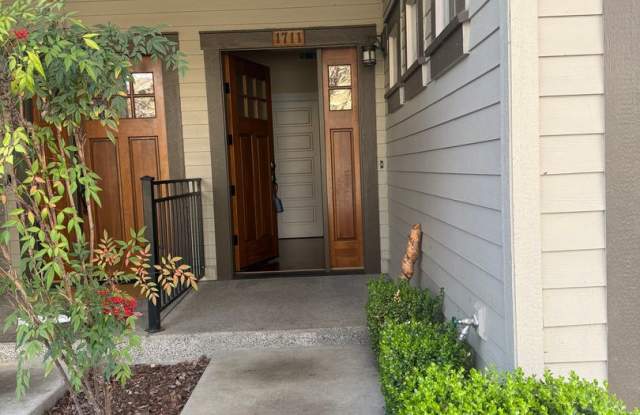 2BED 2.5 BATH - TOWNHOME IN A QUIET NEIGHBORHOOD Gallery 3