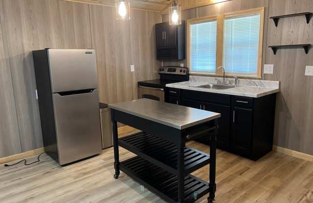 Country Tiny Home| Washer/Dryer + Lawn Care Included Gallery 4
