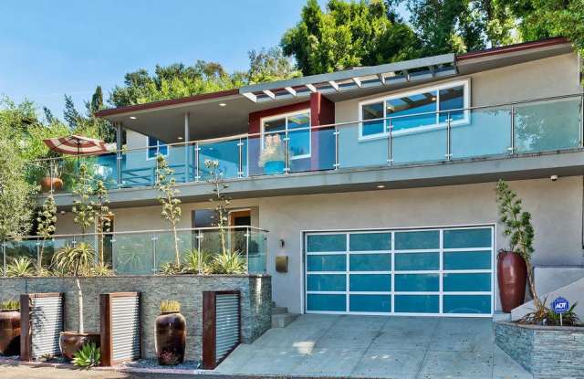 3142 HOLLYCREST Drive Gallery 2