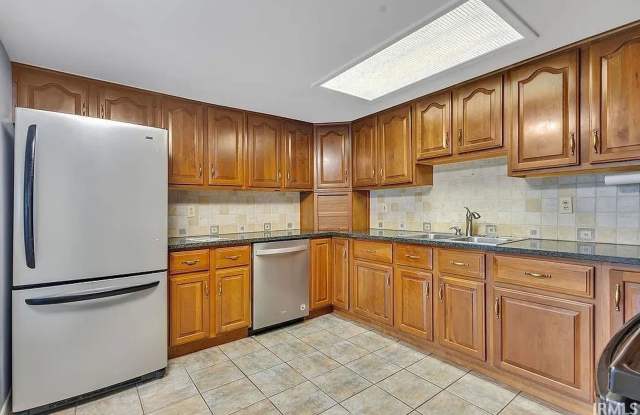 Available Now. Lovely tri-level home in Grandview Hills on Bloomington’s east side! Gallery 4