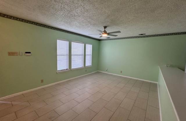 Texas Size Home!! Featuring over 3200 sq ft Gallery 4