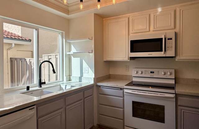 Beautiful 1 Bedroom, 1 Bathroom Townhouse in Franciscan Gardens Community Gallery 3