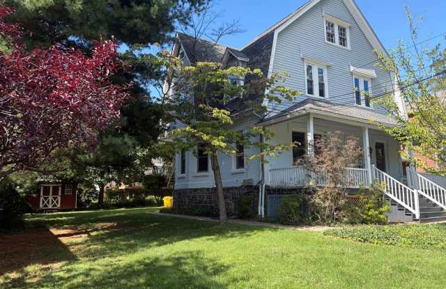 210 GRAYLING Avenue Gallery 1