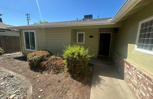 3 Bedroom 2 Bathroom Centrally Located Near Shopping and Restaurants! photos photos