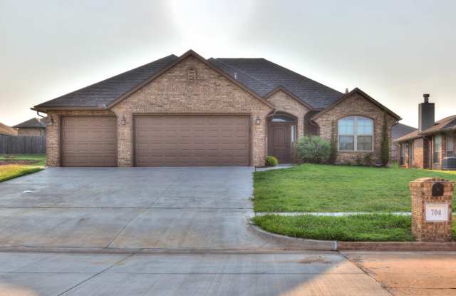 AVAILABLE 04/19/2023 ! 704 AVERY DRIVE MOORE, OK. 73160 NO APPLICATION FEES IN JANUARY! - 704 South Avery Drive, Moore, OK 73160