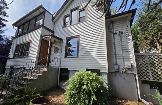 Huge Bremerton 4 Bedroom, Double Bonus Rooms, Builts Ins & More. Right Next to PSNS! photos photos