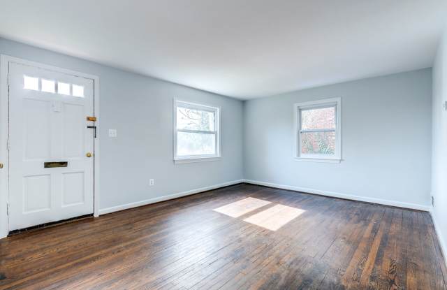 Detached brick rambler with large family room, 2 bedrooms and 1 bath. Gallery 3