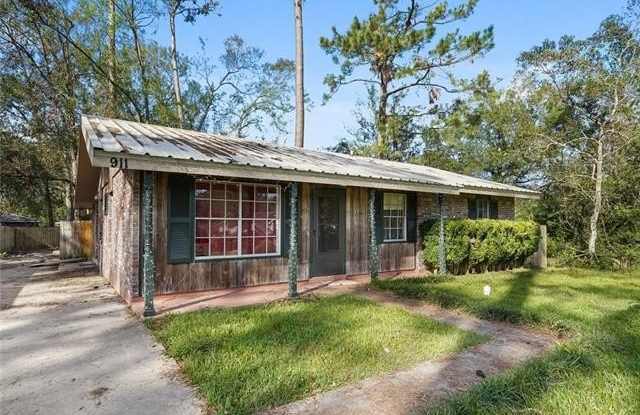 911 E LOUISIANA Avenue - 911 East Louisiana Avenue, Hammond, LA 70403 911 E LOUISIANA Avenue - 911 East Louisiana Avenue, Hammond, LA 70403