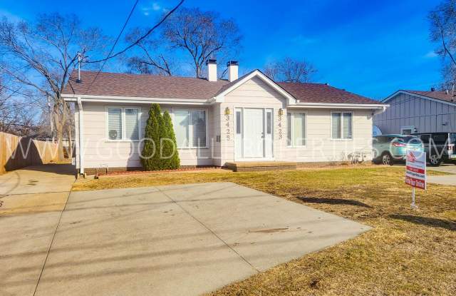 2 Bedroom 1 bath duplex with unfinished basement near Merle Hay Mall photos photos