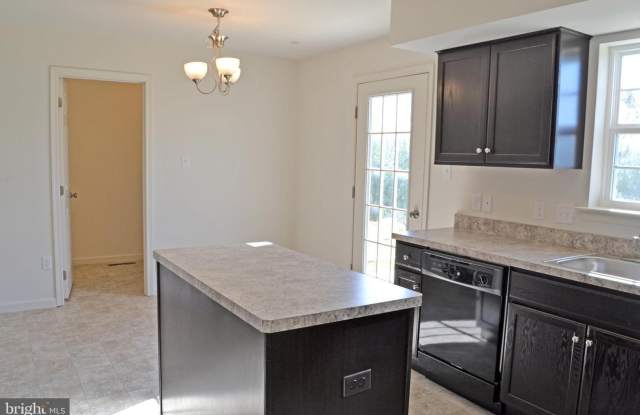 Newer built, Lovely 3 Bedroom, 2.5 bath. Pet Friendly Home in Blue Mtn SD Gallery 4
