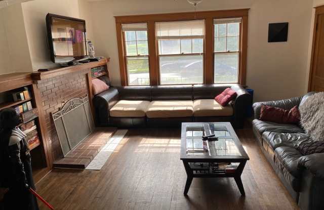 Beautiful 5 Bedroom/2.5 Bathroom Home in Popular Field Club Area photos photos