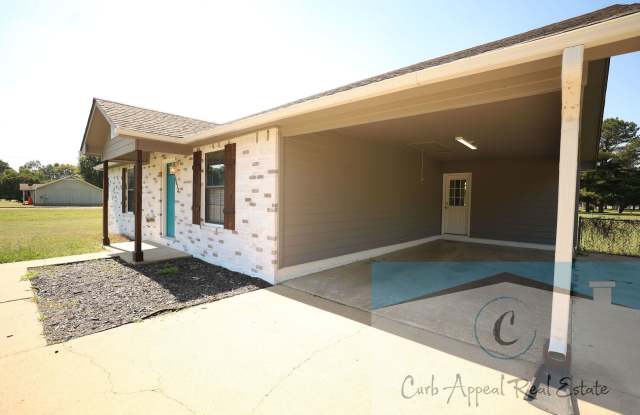 3 bed, 2 bath home with a huge, fenced yard sitting on a 1 acre lotnear Valley View school!! Gallery 4