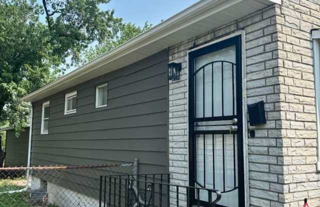Gary West Side 4 Bed 2 Bath 2 Car Garage - 2019 West Taft Street, Gary, IN 46404