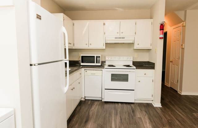LEASE SPECIAL 1/2 MONTH FREE SIGN BY 10/02/2026 Large Deck- A Must See!! Gallery 4