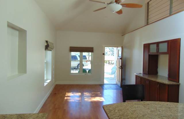 409 1/2 Highland Avenue Gallery 3