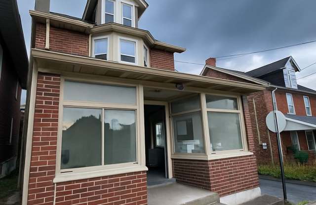 This beautifully remodeled single-family residence offers approximately 1,330 square feet of living space that features 3 bedrooms. photos photos