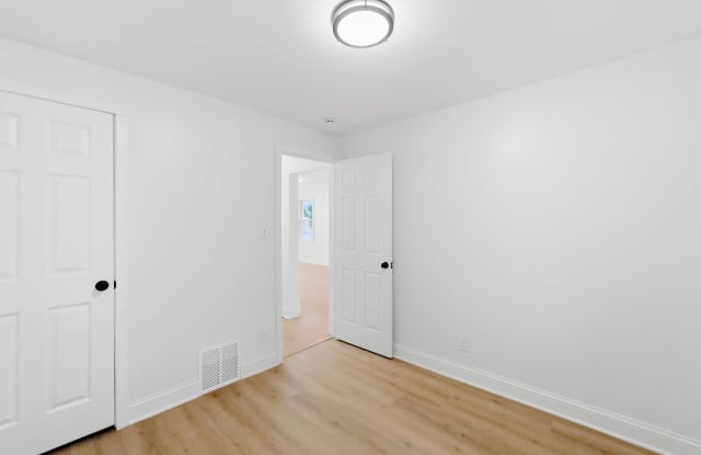 329 West Muir Avenue Gallery 4