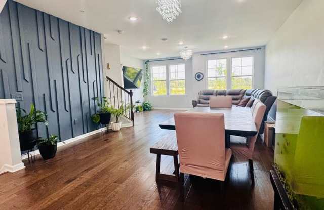 Spacious 3 BR+ Den House in North Brunswick Gallery 1
