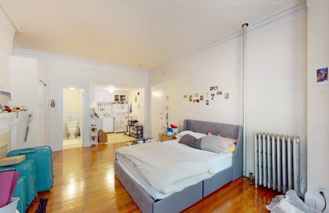 $2195 Brookline Studio on Beacon St - Heat and Hot Water Included - NO FEE photos photos